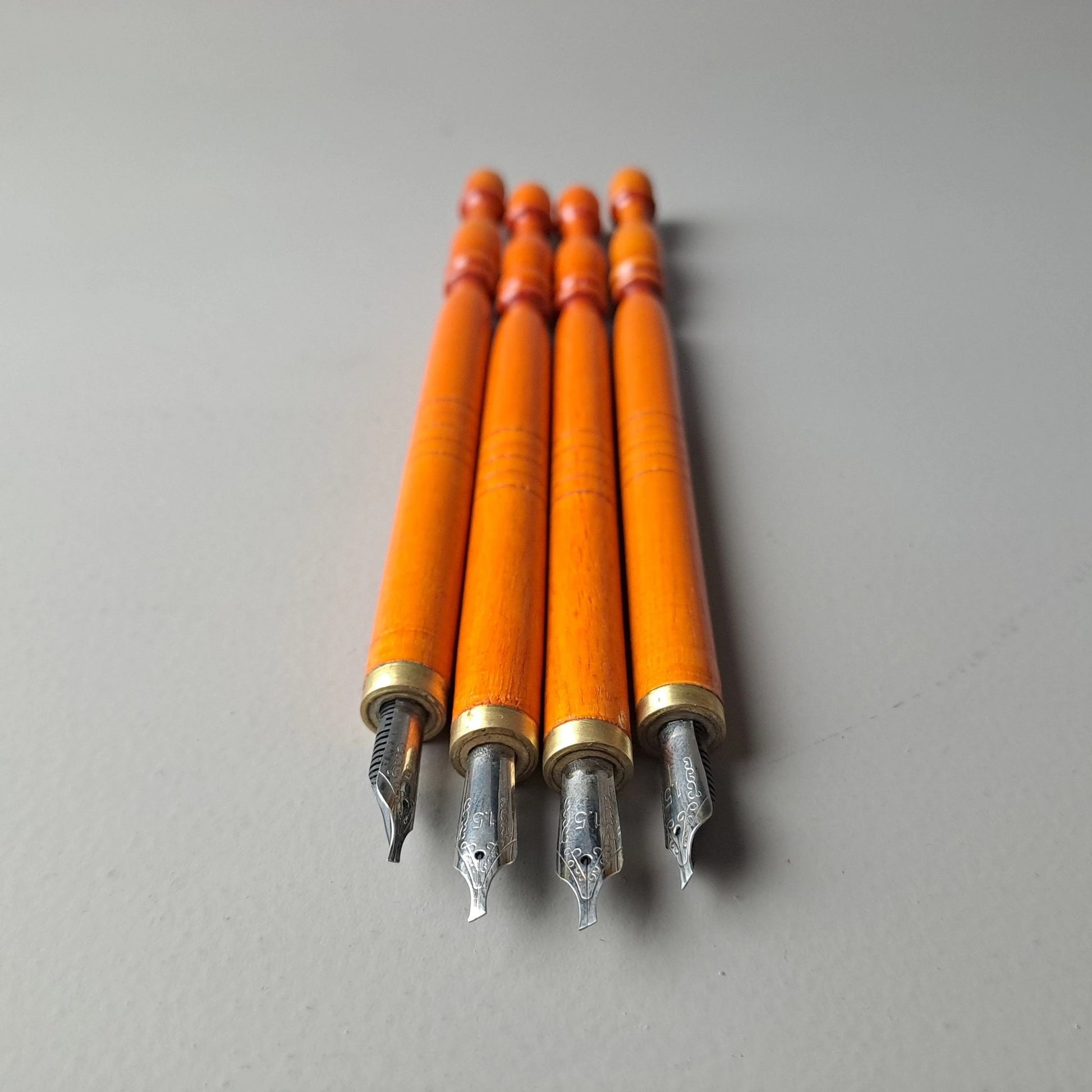 Set of metal nib fountain pens with refillable ink cartridges
